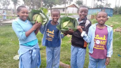 Die Kinder freuen sich über die reiche Ernte.