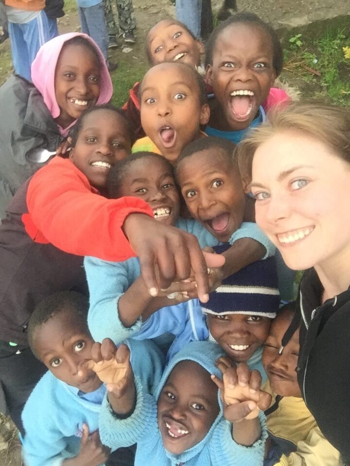 Elda Liebi auf einem Selfie mit vielen kenianischen Kindern
