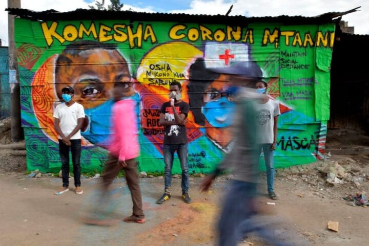 Bemalte Wände machen auf Massnahmen gegen das Coronavirus aufmerksam
