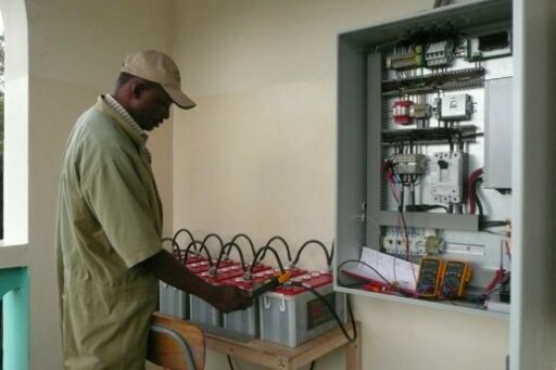 6 it für afrika 2011 mr massawe unser hilfreicher elektriker vor ort large