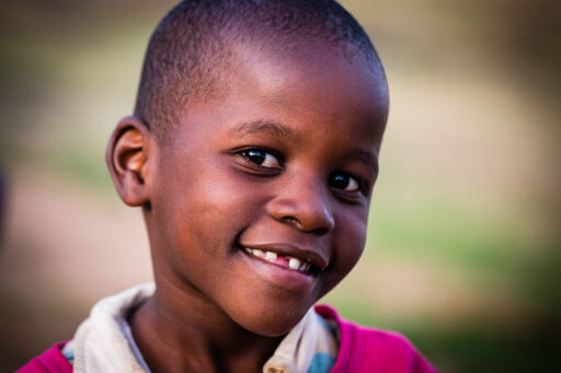 Nahaufnahme eines lächelnden kenianischen Kind