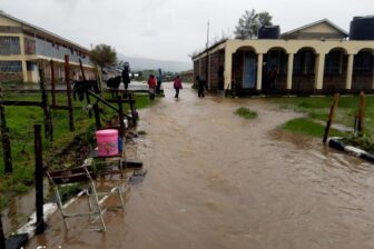 Die Gebäude des Waisenhauses Tumaini stehen unter Wasser