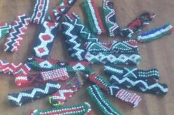 Bild zeigt eine Vielzahl von Armbänder in den Landesfarben Kenias: Grün, rot, weiss und schwarz; allerdings mit unterschiedlichen Mustern.