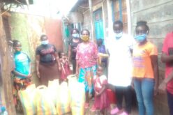 Familien in den Slums von Kangemi und Kawangware in Nairobi, Kenia, erhielten Lebensmittelspenden.