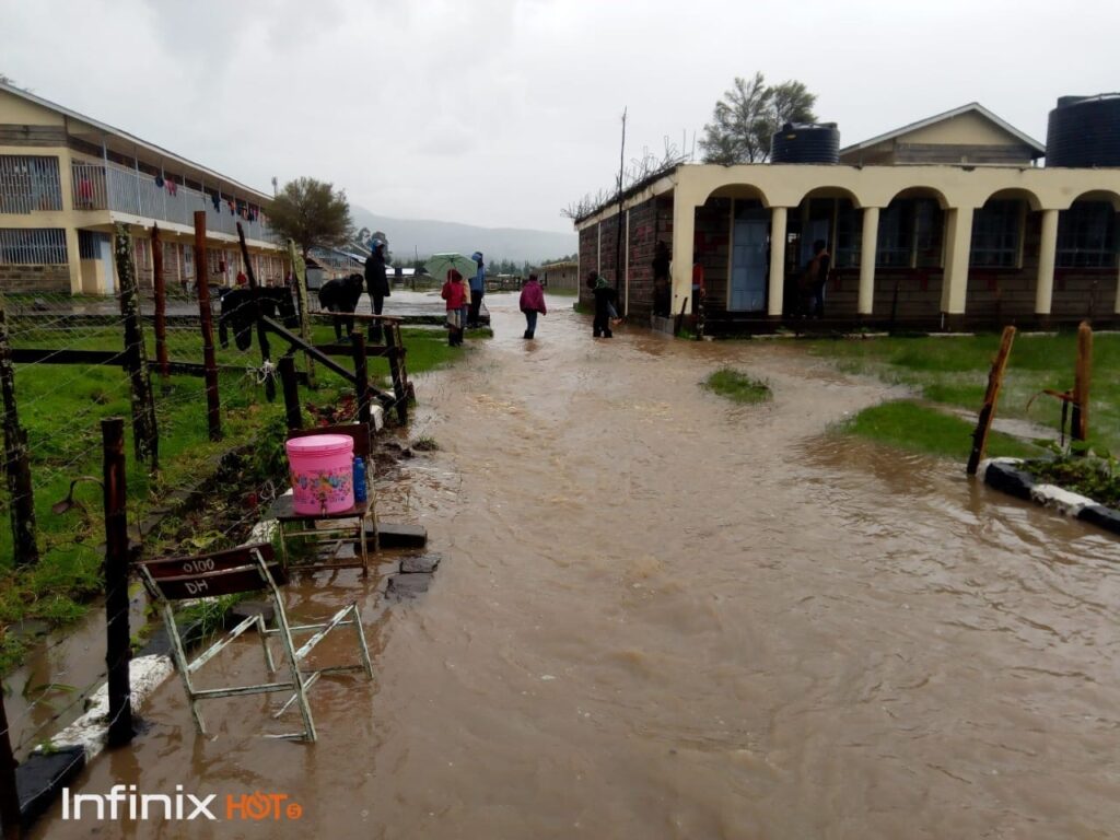 Die Gebäude des Waisenhauses Tumaini stehen unter Wasser