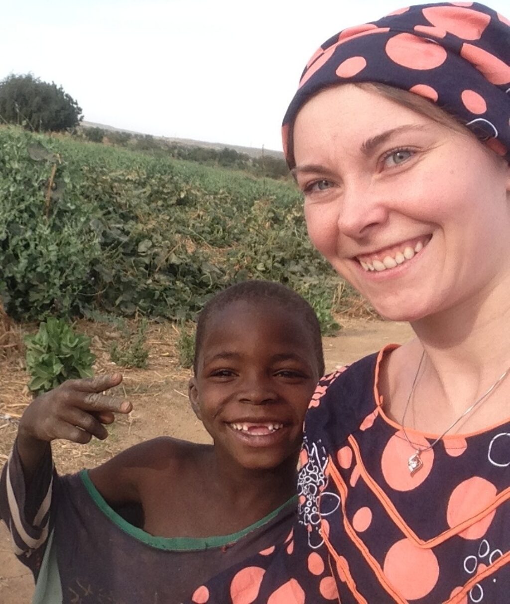 Elda in afrikanischem Gewand mit Kind
