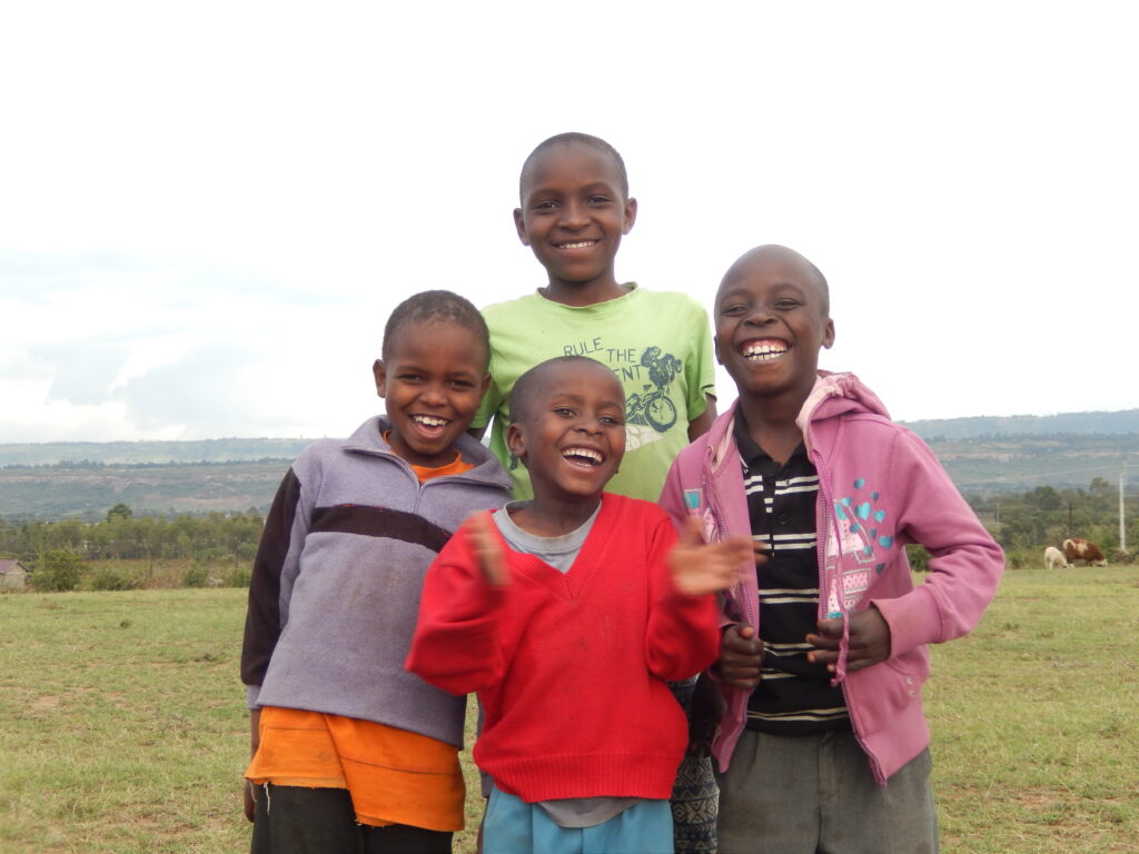 Vier Kinder aus Kenia lachen