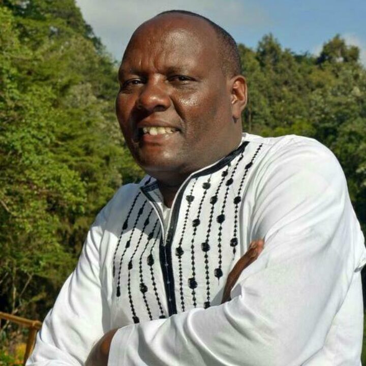 Kenianischer Mann in weissem kenianischem Hemd