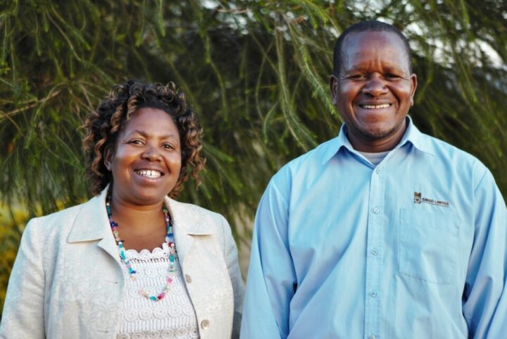 Kenianische Frau in hellgrauem Blazer mit kenianischem Mann in hellblauem Hemd