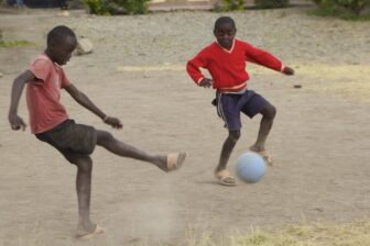 Zwei kenianische Jungen spielen Fussball
