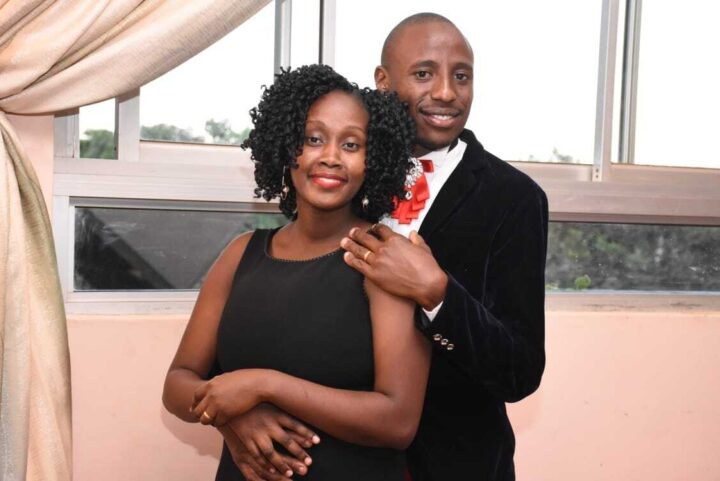 Kenianisches Ehepaar, sie in einem schwarzen Kleid und lockigem Haar, er mit einem schwarzen Jacket, weissem Hemd und roter Fliege